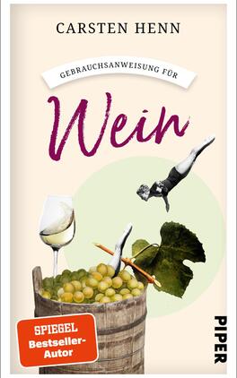 Das Buchcover zeigt einen hellen, minimalistischen Hintergrund mit einem Holzfass, das mit frischen grünen Trauben gefüllt ist. Darauf steht ein Weinglas, aus dem ein Spritzer Wein fliegt. Über dem Fass hebt eine Figur in einem Schwimmstil ab, umgeben von stilisierten Weinblättern. Der Titel „Gebrauchsanweisung für Wein“ ist in einer eleganten, geschwungenen Schrift in Rot gehalten. Darunter steht der Text „SPIEGEL Bestseller-Autor“ in einer klaren Schrift. Oben befindet sich der Name „CARSTEN HENN“.
