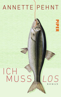 Das Buchcover zeigt einen realistisch gezeichneten Fisch, der an einem Haken hängt. Der Hintergrund ist in einem sanften Grünton mit länglichen Wellenmustern gestaltet. Der Titel „ICH MUSS LOS“ ist in auffälliger, roter Schrift platziert, während der Name der Autorin „ANNETTE PEHNT“ oben links in einer klaren Schriftart erscheint. Das Verlagslogo „PIPER“ ist in einer kräftigen Schrift oben rechts abgebildet. Die Gestaltung vermittelt eine leichte, humorvolle Atmosphäre.