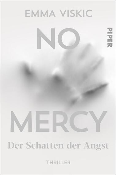 Das Buchcover zeigt einen verschwommenen, grauen Hintergrund, der eine düstere Atmosphäre vermittelt. Im Vordergrund steht der Titel „NO MERCY“ in großen, markanten, grauen Buchstaben, die teilweise übereinander liegen. Darunter sind die Worte „Der Schatten der Angst“ in kleinerer, ebenfalls grauer Schrift platziert. Oben rechts befindet sich der Autor*innenname „Emma Viskic“ und das Verlagslogo „PIPER“, das dezent in der oberen Ecke positioniert ist. Die gesamte Gestaltung wirkt geheimnisvoll und unheimlich, passend zu dem Genre Thriller.