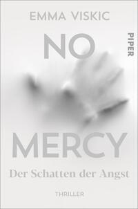 Das Buchcover zeigt einen verschwommenen, grauen Hintergrund, der eine düstere Atmosphäre vermittelt. Im Vordergrund steht der Titel „NO MERCY“ in großen, markanten, grauen Buchstaben, die teilweise übereinander liegen. Darunter sind die Worte „Der Schatten der Angst“ in kleinerer, ebenfalls grauer Schrift platziert. Oben rechts befindet sich der Autor*innenname „Emma Viskic“ und das Verlagslogo „PIPER“, das dezent in der oberen Ecke positioniert ist. Die gesamte Gestaltung wirkt geheimnisvoll und unheimlich, passend zu dem Genre Thriller.