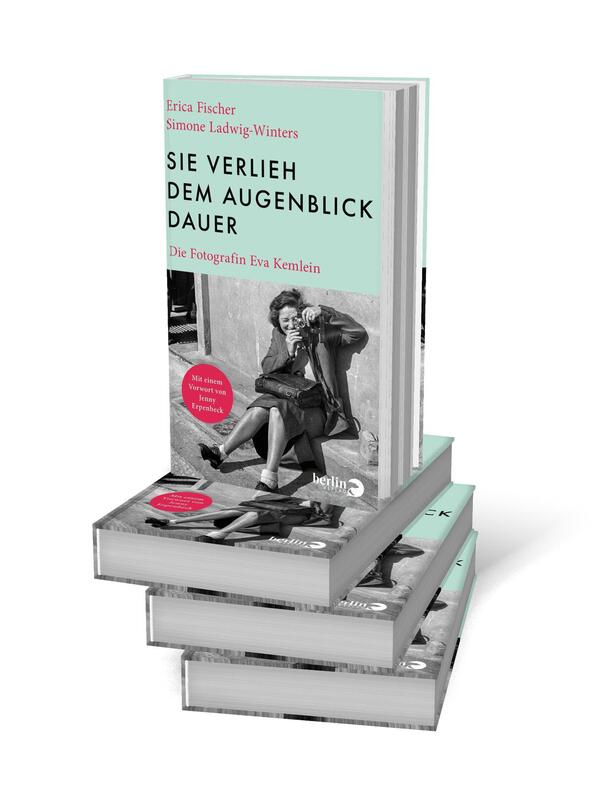 Bücherstapel des Buches „Sie verlieh dem Augenblick Dauer“