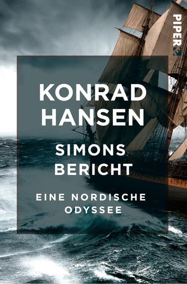 Das Buchcover zeigt einen stürmischen Ozean mit hohen Wellen und einem historischen Segelschiff, das sich tapfer gegen die Elemente behauptet. Die Farbpalette wirkt dunkel und dramatisch, mit grauen und blauen Tönen, die den aufgewühlten Himmel und das Wasser widerspiegeln. In der Mitte befindet sich der Titel „KONRAD HANSEN“ in großer, heller Schrift, darüber der Untertitel „SIMONS BERICHT“, und darunter „EINE NORDISCHE ODYSEE“ in kleinerer Schrift.