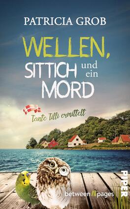 Das Buchcover zeigt eine ruhige Küstenlandschaft mit einem weiten Meer und einer grünen Hügellandschaft im Hintergrund. In der Vordergrund sind ein Sittich und eine Eule dargestellt, beide mit lebhaften Farben. Der Titel „WELLEN, SITTICH und ein MORD“ ist in verspielter, gelber und weißer Schrift gestaltet, während der Untertitel „Tante Tilli ermittelt“ in sanften, roten Farben erscheint. Die Atmosphäre vermittelt einen leichten Kriminalfall mit einem Hauch von Humor.