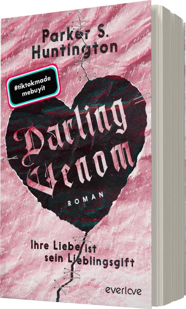 Das Buchcover zeigt einen rissigen, roten Herzrahmen auf einem strukturierten, rosa Hintergrund. Im Inneren des Herzens steht der Titel „Darling Venom“ in markanter, schwarzer Schrift, während der Zusatz „Roman“ in einer kleineren, eleganten Schriftformatiert ist. Oben auf dem Cover steht der Name des Autors, Parker S. Huntington. Am oberen rechten Rand befindet sich ein blauer Sticker mit dem Text „#tiktokmade mebuyit“. Die Gesamtatmosphäre des Covers ist romantisch und zugleich geheimnisvoll.