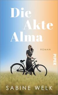 Das Buchcover zeigt eine junge Frau in einem dunklen, altmodischen Kleid, die neben einem schwarzen Fahrrad in einem grasbewachsenen Feld steht und nach rechts blickt. Heller Himmel verläuft von Blau links zu warmem Pfirsich-Orange rechts. Der Titel „Die Akte Alma“ steht groß in weißer Serifenschrift oben, rechts klein „Roman“, unten der Autorenname Sabine Welk in weißer, sachlicher Schrift. Stimmung nüchtern, nostalgisch.