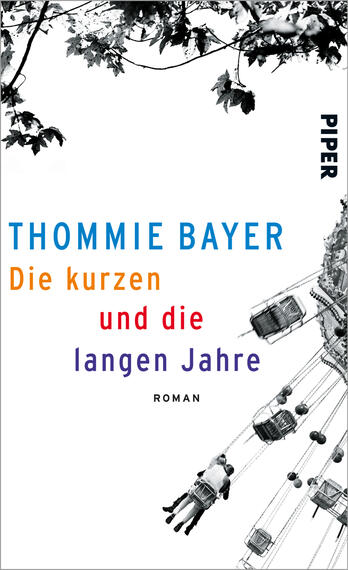 Das Buchcover zeigt eine monochrome Darstellung mit einer Achterbahn, die durch schwarze und graue Töne dominiert wird. In der oberen linken Ecke sind stilisierte Äste sichtbar. Der Titel „Die kurzen und die langen Jahre“ erscheint in großen, bunten Buchstaben, wobei „Die kurzen“ orange und „langen Jahre“ lila hervorgehoben sind. Der Autorennname „THOMMIE BAYER“ ist in einem kräftigen Blau gestaltet. Oben rechts befindet sich der Verlagsname „PIPER“ in einem schlichten Schriftzug.