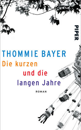 Die kurzen und die langen Jahre Das Buchcover zeigt eine monochrome Darstellung mit einer Achterbahn, die durch schwarze und graue Töne dominiert wird. In der oberen linken Ecke sind stilisierte Äste sichtbar. Der Titel „Die kurzen und die langen Jahre“ erscheint in großen, bunten Buchstaben, wobei „Die kurzen“ orange und „langen Jahre“ lila hervorgehoben sind. Der Autorennname „THOMMIE BAYER“ ist in einem kräftigen Blau gestaltet. Oben rechts befindet sich der Verlagsname „PIPER“ in einem schlichten Schriftzug.