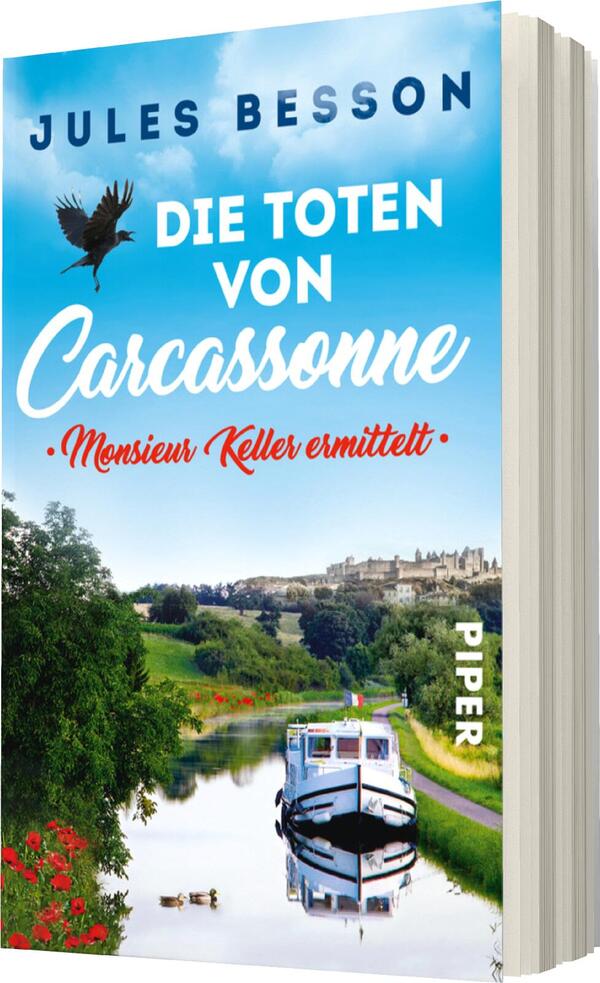 Das Buchcover zeigt eine malerische Landschaft mit einem klaren blauen Himmel und sanften Hügeln. Im Vordergrund fließt ein ruhiger Fluss, an dessen Ufer ein Boot vertäut ist. Links und rechts sind grüne Bäume und bunte Blumen zu sehen. Der Titel „DIE TOTEN VON CARCASSONNE“ ist in auffälliger, weißer Schrift platziert, während der Untertitel „Monsieur Keller ermittelt“ in geschwungener, roter Schrift darunter steht. Der Autorname „Jules Besson“ befindet sich oben in dunkler Schrift. Unten rechts erscheint das Verlagslogo „PIPER“.