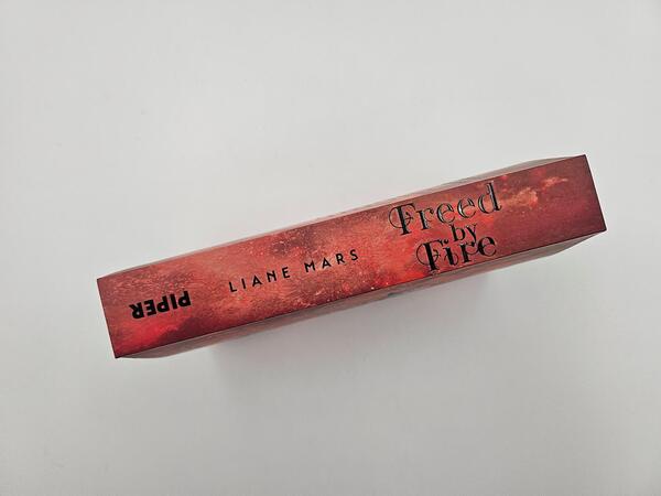Außenansicht des Buches „Freed by Fire“