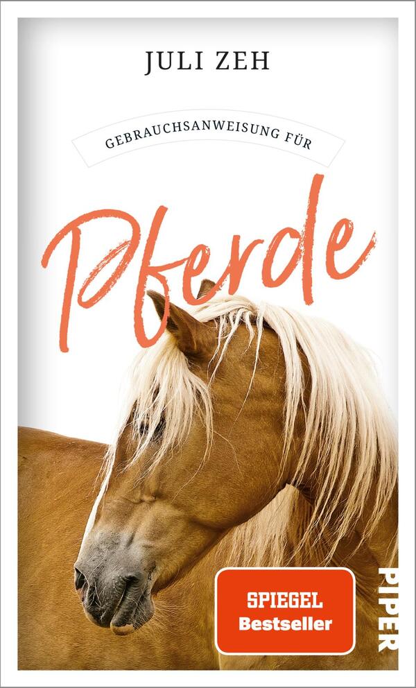 Das Buchcover zeigt ein close-up Fotografie eines Pferdes mit langem, hellem Fell und einer sanften Mimik. Der Titel „Pferde“ ist in großen, orangefarbenen, geschwungenen Buchstaben prominent platziert. Darunter steht „Gebrauchsanweisung für“ in eleganter, schmaler Schrift. Oben auf dem Cover befindet sich der Name der Autorin „Juli Zeh“ und unten rechts das Label „SPIEGEL Bestseller“ in einem weißen Banner. Der Hintergrund ist minimalistisch und hell, was die Aufmerksamkeit auf die zentralen Elemente lenkt.