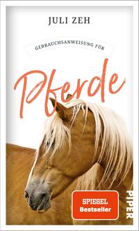 Das Buchcover zeigt ein close-up Fotografie eines Pferdes mit langem, hellem Fell und einer sanften Mimik. Der Titel „Pferde“ ist in großen, orangefarbenen, geschwungenen Buchstaben prominent platziert. Darunter steht „Gebrauchsanweisung für“ in eleganter, schmaler Schrift. Oben auf dem Cover befindet sich der Name der Autorin „Juli Zeh“ und unten rechts das Label „SPIEGEL Bestseller“ in einem weißen Banner. Der Hintergrund ist minimalistisch und hell, was die Aufmerksamkeit auf die zentralen Elemente lenkt.