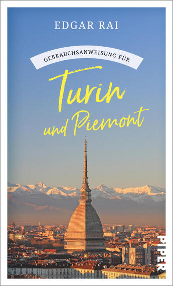 Das Buchcover zeigt die Silhouette der Mole Antonelliana vor einem klaren Himmel, im Hintergrund die schneebedeckten Alpen, unten ein Stadtpanorama in warmem Abendlicht. Oben steht der Autor „Edgar Rai“, darunter ein weißes Banner mit „Gebrauchsanweisung für“ und groß in gelber handschriftlicher Typografie „Turin und Piemont“. Das Verlagslogo ist nicht beschrieben.