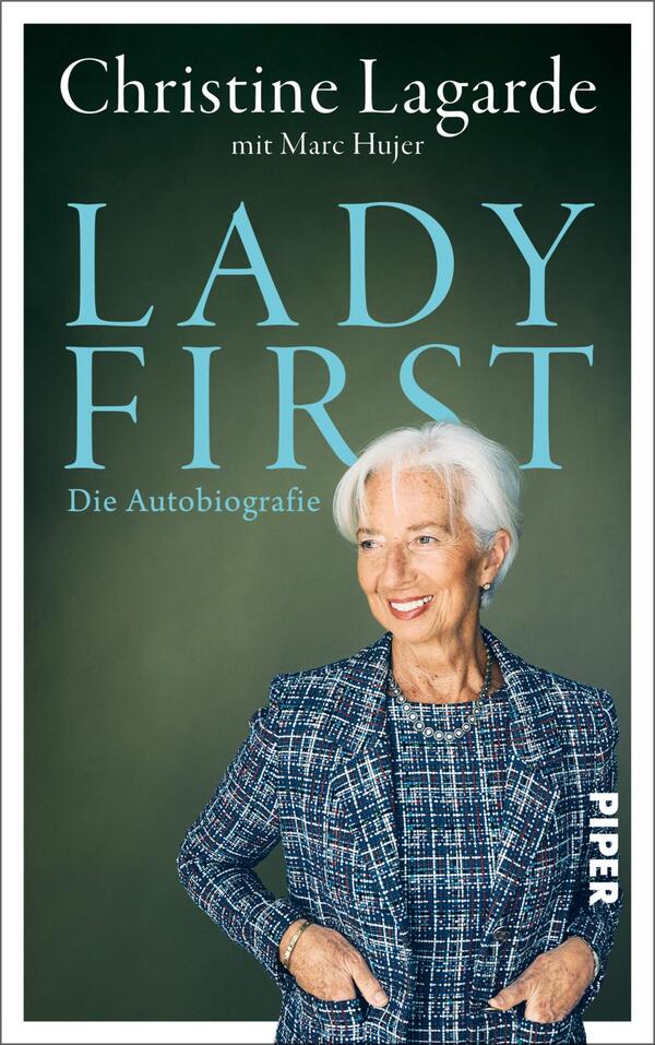 Das Buchcover zeigt Christine Lagarde vorn rechts stehend, lächelnd in einer blau karierten Jacke, Hände in Hüfttaschen. Hintergrund dunkelgrün verlaufend. Großes, hellblaues, serifenbetontes Titelmotiv „LADY FIRST“ prägt die obere Bildhälfte; darüber in Weiß der Autorenname „Christine Lagarde mit Marc Hujer“, darunter klein die Zeile „Die Autobiografie“. Atmosphäre: selbstbewusst, elegant, sachlich.
