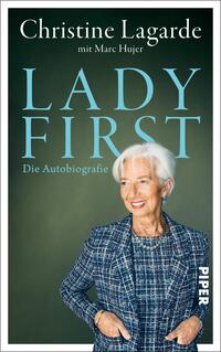 Das Buchcover zeigt Christine Lagarde vorn rechts stehend, lächelnd in einer blau karierten Jacke, Hände in Hüfttaschen. Hintergrund dunkelgrün verlaufend. Großes, hellblaues, serifenbetontes Titelmotiv „LADY FIRST“ prägt die obere Bildhälfte; darüber in Weiß der Autorenname „Christine Lagarde mit Marc Hujer“, darunter klein die Zeile „Die Autobiografie“. Atmosphäre: selbstbewusst, elegant, sachlich.