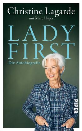 LADY FIRST Das Buchcover zeigt Christine Lagarde vorn rechts stehend, lächelnd in einer blau karierten Jacke, Hände in Hüfttaschen. Hintergrund dunkelgrün verlaufend. Großes, hellblaues, serifenbetontes Titelmotiv „LADY FIRST“ prägt die obere Bildhälfte; darüber in Weiß der Autorenname „Christine Lagarde mit Marc Hujer“, darunter klein die Zeile „Die Autobiografie“. Atmosphäre: selbstbewusst, elegant, sachlich.