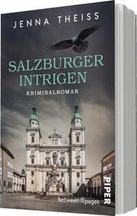 Das Buchcover zeigt die beeindruckende Fassade einer historischen Kirche in Salzburg, umgeben von alten Gebäuden. Ein schwarzer Vogel schwebt über dem Bild, was eine geheimnisvolle Atmosphäre schafft. Der Titel „SALZBURGER INTRIGEN“ ist in großen, mintgrünen Buchstaben prominent platziert und wird von dem Untertitel „KRIMINALROMAN“ ergänzt. Der Name der Autorin, Jenna Theiss, steht in weißer Schrift oben. Der Hintergrund ist in dunklen Tönen gehalten, wodurch die zentralen Elemente hervorstechen.