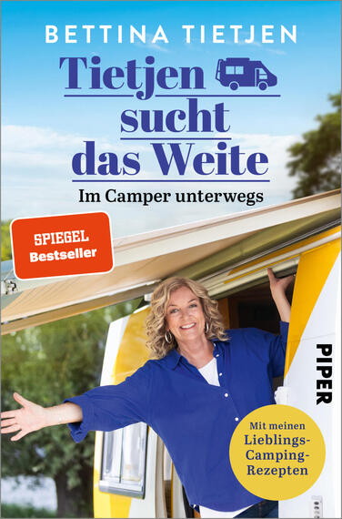 Das Buchcover zeigt den Schriftzug Bettina Tietjen oben in Weiß auf hellem Blau; darunter groß in kräftigem Dunkelblau der Titel „Tietjen sucht das Weite“ mit kleinem Wohnmobil‑Icon und dem Untertitel „Im Camper unterwegs“. Im Vordergrund lächelt die Autorin in blauem Hemd aus einer gelb‑weißen Camper‑Tür. Roter Badge „SPIEGEL Bestseller“ und gelber Kreis „Mit meinen Lieblings‑Camping‑Rezepten“. Helle, sonnige, freundliche Stimmung.