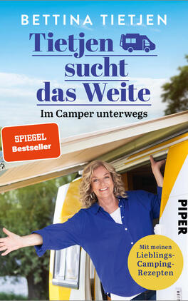 Das Buchcover zeigt den Schriftzug Bettina Tietjen oben in Weiß auf hellem Blau; darunter groß in kräftigem Dunkelblau der Titel „Tietjen sucht das Weite“ mit kleinem Wohnmobil‑Icon und dem Untertitel „Im Camper unterwegs“. Im Vordergrund lächelt die Autorin in blauem Hemd aus einer gelb‑weißen Camper‑Tür. Roter Badge „SPIEGEL Bestseller“ und gelber Kreis „Mit meinen Lieblings‑Camping‑Rezepten“. Helle, sonnige, freundliche Stimmung.