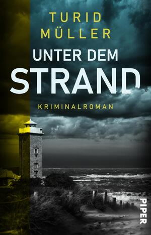 Das Buchcover zeigt einen dramatischen Küstenblick mit einem Leuchtturm, dessen untere Hälfte in einem satten Gelbton gehalten ist. Die obere Bildhälfte zeigt eine stürmische, dunkle Wolkenlandschaft in grünlich-blauen Farbtönen. Der Titel „UNTER DEM STRAND“ ist prominent in Weiß und Gelb platziert, während der Autorname „TURID MÜLLER“ in großen, gelben Buchstaben hervorsticht. Der Untertitel „Kriminalroman“ ist in subtilerer Schrift orange abgesetzt. Die Gesamtheit des Covers vermittelt eine spannungsgeladene Atmosphäre.