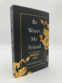 Innenansicht des Buches „Be Water, My Friend“