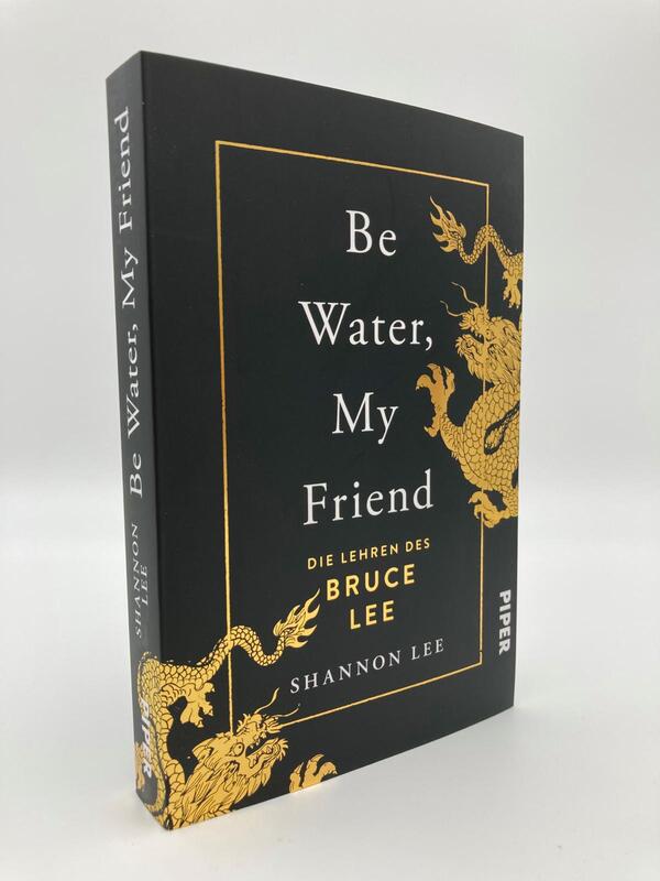 Innenansicht des Buches „Be Water, My Friend“