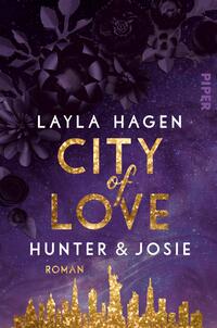 Das Buchcover zeigt einen tiefen, violetten Hintergrund, der mit goldenen Blumenmustern und stilisierten Stadt-Silhouetten angereichert ist. Im Vordergrund ist der Titel „CITY of LOVE“ in großem, goldglänzendem Schriftzug platziert, während darunter die Namen „HUNTER & JOSIE“ in weißer Schrift erscheinen. Die Typografie vermittelt eine romantische und moderne Atmosphäre. Der Autorname „LAYLA HAGEN“ steht prominent oben auf dem Cover.