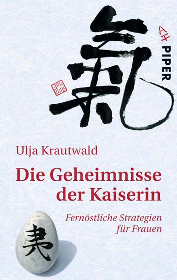 Das Buchcover zeigt einen hellen, strukturierten Hintergrund, auf dem ein künstlerisch gestaltetes, schwarzes Schriftzeichen in der Mitte prangt. Darunter steht der Titel „Die Geheimnisse der Kaiserin“ in kräftigem Rot. Der Autor Ulja Krautwald wird in einer neutralen Schrift in Schwarz über dem Titel genannt. Am unteren Rand ist eine graue, ovale Steinform mit einer weiteren künstlerischen Darstellung zu sehen. Die Atmosphäre des Covers vermittelt eine mystische und kulturelle Tiefe.