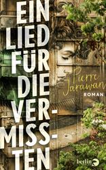 Das Buchcover zeigt ein Porträt einer melancholisch blickenden Frau, deren Gesicht sanft in eine grüne, verwitterte Gebäudefassade integriert ist. Der Titel „Ein Lied für die Vermissten“ ist in großen, schrägen, weißen Buchstaben platziert, die einen starken Kontrast zur vielfältigen, erdigen Farbpalette im Hintergrund bilden. Der Name des Autors, Pierre Jarawan, ist in eleganter, goldener Schrift am unteren Rand des Covers zu finden. Die Gestaltung vermittelt eine Atmosphäre von Verlust und Sehnsucht.