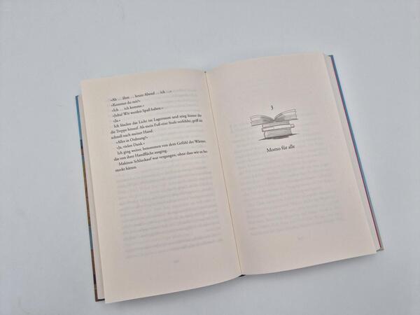 Außenansicht des Buches „Kirschblüte in der Freitagsbuchhandlung“
