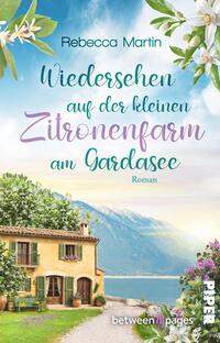 Das Buchcover zeigt ein sonniges Gardasee-Motiv mit einem gelblichen Landhaus mit grünen Fensterläden, Zitronenbäumen und blühenden weißen Zweigen am oberen Rand, vor blau-türkisem See und sanften Bergen. Die Typografie kombiniert eine klare serifenlose Schrift für „Rebecca Martin“ und geschwungene, handschriftliche Schriftzüge in Türkis, Lavendel und Grün für den Titel. Stimmung: idyllisch, warm und mediterran.