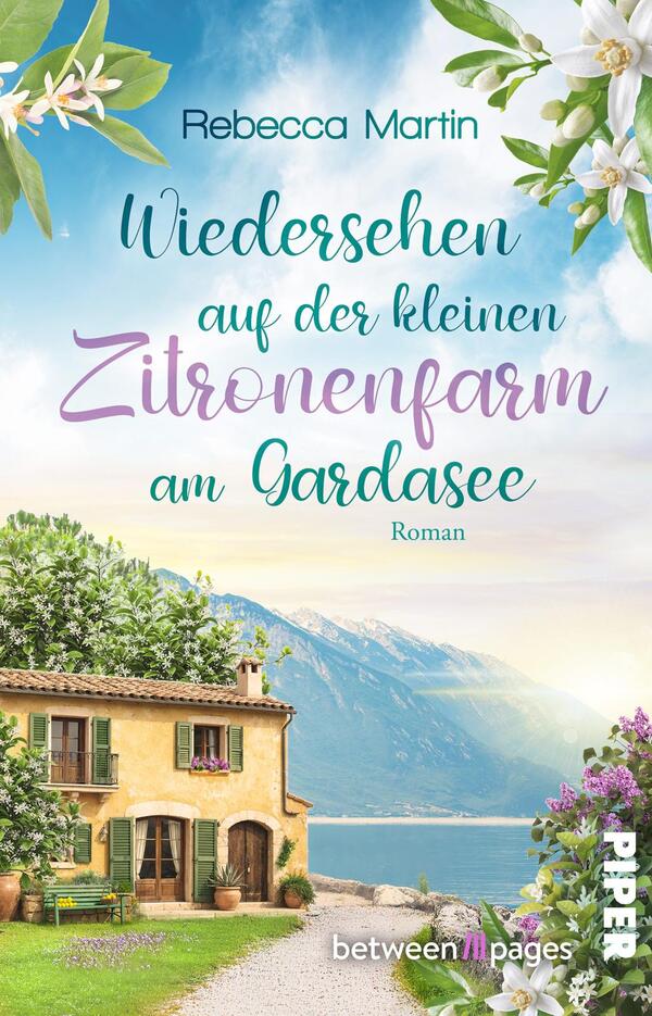 Das Buchcover zeigt ein sonniges Gardasee-Motiv mit einem gelblichen Landhaus mit grünen Fensterläden, Zitronenbäumen und blühenden weißen Zweigen am oberen Rand, vor blau-türkisem See und sanften Bergen. Die Typografie kombiniert eine klare serifenlose Schrift für „Rebecca Martin“ und geschwungene, handschriftliche Schriftzüge in Türkis, Lavendel und Grün für den Titel. Stimmung: idyllisch, warm und mediterran.