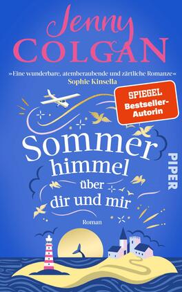 Das Buchcover zeigt einen hellblauen Hintergrund, der eine sommerliche Atmosphäre vermittelt. In geschwungener, großer Schrift steht der Titel „Sommerhimmel über dir und mir“ in Weiß, umgeben von dekorativen, schwungvollen Illustrationen. Oben ist der Name der Autorin, Jenny Colgan, in kräftigem Rot zu sehen. Ein rotes Etikett weist auf die Bestseller-Autorin hin. Am unteren Rand sind eine stilisierte Strandlandschaft mit einem Leuchtturm und einer fliegenden Flugzeuginformation angedeutet.