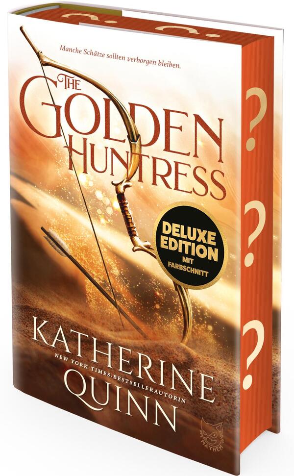 Das Buchcover zeigt einen gold‑orangefarbenen Hintergrund mit Lichtreflexen und einem in der Mitte dominierenden goldenen Bogen samt gespanntem Pfeil. Titel „The Golden Huntress“ groß in Serifenschrift oben, Autorenname „Katherine Quinn“ unten in Weiß, darüber der Satz „Manche Schätze sollten verborgen bleiben.“ Rechts mittig ein schwarzer runder Aufkleber mit gelbem Text „DELUXE EDITION MIT FARBSCHNITT“. Auf dem Buchschnitt drei große Fragezeichen.