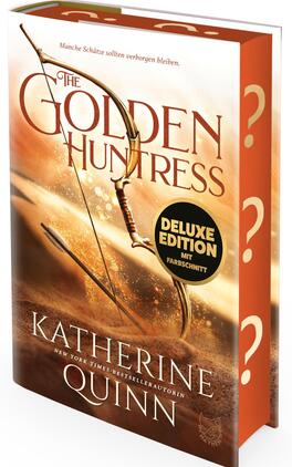 The Golden Huntress (Deluxe-Ausgabe) Das Buchcover zeigt einen gold‑orangefarbenen Hintergrund mit Lichtreflexen und einem in der Mitte dominierenden goldenen Bogen samt gespanntem Pfeil. Titel „The Golden Huntress“ groß in Serifenschrift oben, Autorenname „Katherine Quinn“ unten in Weiß, darüber der Satz „Manche Schätze sollten verborgen bleiben.“ Rechts mittig ein schwarzer runder Aufkleber mit gelbem Text „DELUXE EDITION MIT FARBSCHNITT“. Auf dem Buchschnitt drei große Fragezeichen.