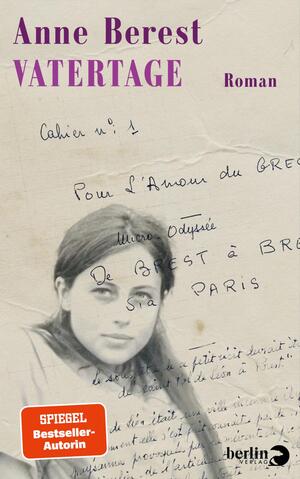 Das Buchcover zeigt im Hintergrund ein altgedrucktes Blatt Papier mit handschriftlichen Notizen. Darauf befindet sich ein Porträt einer jungen Frau mit langen Haaren und einem sanften Gesichtsausdruck. Der Titel „VATERTAGE“ steht in großen lila Buchstaben oben, gefolgt vom Namen der Autorin „Anne Berest“ in kleinerer Schrift. Unten rechts steht „Roman“, während ein rotes Feld mit dem Text „SPIEGEL-Bestseller-Autorin“ in Weiß hervorsticht. Die Atmosphäre vermittelt eine nostalgische und persönliche Stimmung.