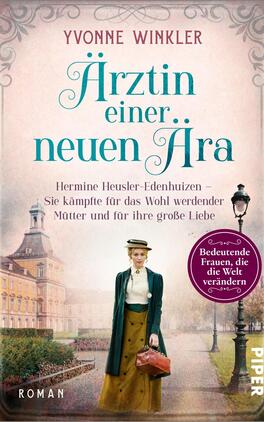 Das Buchcover zeigt eine historische Szene mit einer Frau in einem eleganten, pastellfarbenen Kleid und einem Hut, die selbstbewusst in die Kamera blickt. Sie steht vor einem architektonischen Gebäude, das den Eindruck eines alten, prunkvollen Stadtpalais vermittelt. Oben im Cover steht in großen, grauen Buchstaben „Ärztin einer... neuen Ära“, während der Untertitel in kleinerer Schrift die Protagonistin Hermine Heusler-Edenhuizen erwähnt. In einem pinken kreisförmigen Feld steht der Satz „Bedeutende Frauen, die die Welt verändern“. Das Cover strahlt eine nostalgische und inspirierende Atmosphäre aus.