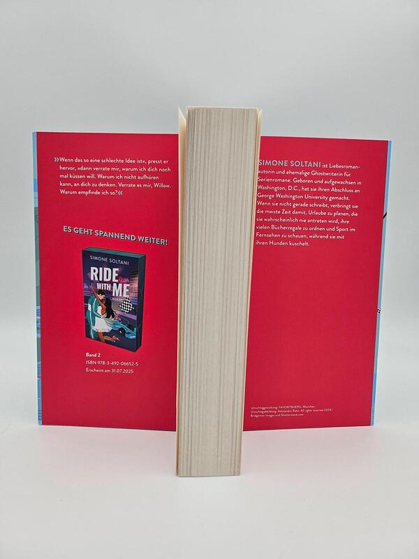 Außenansicht des Buches „Cross the Line – Auf der Rennstrecke kämpft er um den Sieg, im Leben um ihr Herz“