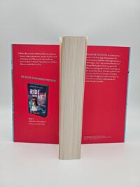 Außenansicht des Buches „Cross the Line – Auf der Rennstrecke kämpft er um den Sieg, im Leben um ihr Herz“