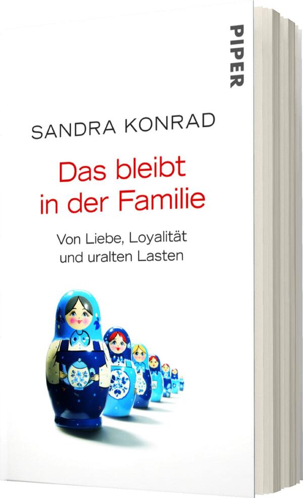 Das Buchcover zeigt gestapelte russische Matroschka-Puppen in leuchtenden Farben, hauptsächlich Blau und Rot, die eine Verbindung zu Tradition und Familie symbolisieren. Der Titel „Das bleibt in der Familie“ ist prominent in roter Schrift platziert, während der Untertitel „Von Liebe, Loyalität und uralten Lasten“ in kleinerer, schwarzer Schrift darunter steht. Oben befindet sich der Name der Autorin, Sandra Konrad, und das Logo des Verlags, PIPER, ist in der oberen rechten Ecke. Die gesamte Gestaltung vermittelt eine warme, familiäre Atmosphäre.