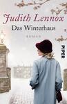 Das Buchcover zeigt eine Frau, die mit dem Rücken zu uns steht und einen grauen Mantel sowie einen roten Hut trägt. Sie steht vor einem Winterhaus, das in sanften Farben dargestellt ist, umgeben von Schnee und schneebedeckten Ästen. Am linken Bildrand ist eine Straßenlaterne erkennbar, die eine warme Lichtstimmung erzeugt. Der Titel „Das Winterhaus“ prangt in eleganter, roter Schrift, während der Autorennamen „Judith Lennox“ in einem etwas kleineren Schriftstil darüber steht. Am unteren Rand befindet sich der Hinweis „ROMAN“.