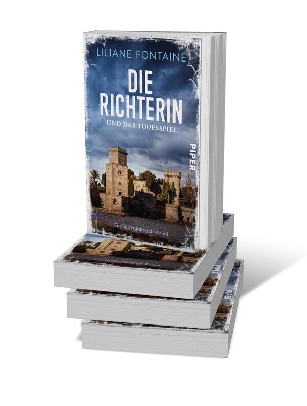 Bücherstapel des Buches „Die Richterin und das Todesspiel“