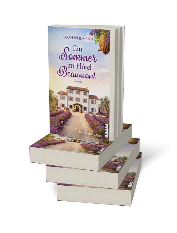 Bücherstapel des Buches „Ein Sommer im Hôtel Beaumont “