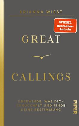 Das Buchcover zeigt einen schlichten, grauen Hintergrund mit dem Titel „GREAT CALLINGS“ in großen, goldenen Buchstaben. Darunter steht der Untertitel „Überwinde, was dich zurückhält und finde deine Bestimmung“ in kleinerer, weißer Schrift. Oben links befindet sich der Autorenname „Brianna Wiest“ in dezenter, goldener Schrift. Ein stilisierter, goldener Vogel prangt in der Mitte, was für Freiheit und Entfaltung steht. Oben rechts ist ein rotes Etikett mit dem Text „SPIEGEL Bestseller-Autorin“ angebracht. Das Cover vermittelt eine inspirierende und motivierende Atmosphäre.