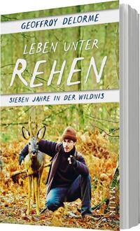 Das Buchcover zeigt eine Waldszene mit sanften Grüntönen und warmen Braunschattierungen. In der Mitte steht ein junger Mann mit einer braunen Jacke und mütze, der neben einem Reh posiert. Der Titel „LEBEN UNTER REHEN“ ist in großer, auffälliger, weißer Schrift platziert, der Untertitel „SIEBEN JAHRE IN DER WILDNIS“ erscheint in einer kleineren, blauen Schrift. Oben steht der Autorenname „Geoffroy Delorme“ in dunkler Schrift. Die Gesamtatmosphäre vermittelt eine Verbindung zur Natur und das Leben in der Wildnis.
