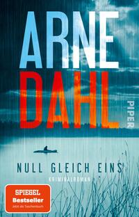 Das Buchcover zeigt einen stilisierten See mit einer silhuettengleichen Figur in einem Boot, umgeben von dunklem Wasser und einem bewölkten Himmel. Die Farben sind überwiegend in Blautönen gehalten, mit einem intensiven orangefarbenen Farbverlauf, der den Titel „NULL GLEICH EINS“ in großer, auffälliger Schrift betont. Der Autorennamen „ARNE DAHL“ steht prominent darüber, während das Logo „PIPER“ am rechten Rand verläuft. Unten links ist ein Hinweis auf den „SPIEGEL Bestseller“ zu finden.