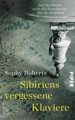 Das Buchcover zeigt einen verwaschenen Hintergrund mit einer alten Karte, die an die Weiten Sibiriens erinnert. Im Vordergrund ist ein Teil eines weißen Klaviers zu sehen, dessen Beine kunstvoll gestaltet sind. Der Titel „Sibiriens vergessene Klaviere“ ist in eleganter, gelber Schrift prominent platziert, während der Autorname „Sophy Roberts“ in kleineren, weißen Buchstaben darüber steht. Der Verlag „PIPER“ ist in der unteren rechten Ecke in weißer Schrift platziert. Die overall Stimmung vermittelt eine Mischung aus Nostalgie und Entdeckung.