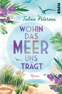 Das Buchcover zeigt eine malerische Strandszene mit sanften Wasserfarben in Blau- und Grüntönen. Der Titel „WOHIN DAS MEER UNS TRÄGT“ ist in großen, verspielten Buchstaben in Pastellfarben gestaltet, umgeben von tropischen Pflanzen und Blüten in Lila und Grün. Am oberen Rand steht der Autorenname „Tabea Petersen“ in eleganter, geschwungener Schrift. Im Hintergrund sind leicht angedeutete Vögel und der Ozean zu erkennen, was eine entspannte, einladende Atmosphäre schafft. Unten ist das Wort „Roman“ in kleineren Buchstaben platziert.