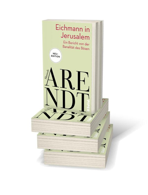 Bücherstapel des Buches „Eichmann in Jerusalem“