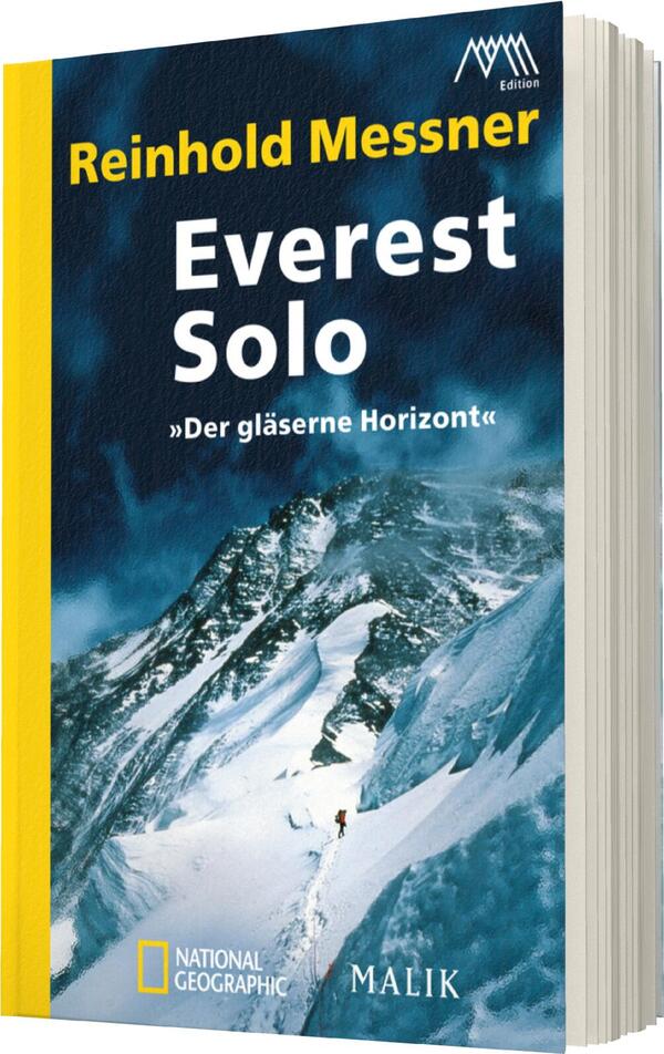 Das Buchcover zeigt eine eindrucksvolle Berglandschaft mit schneebedeckten Gipfeln und einem einsamen Kletterer, der den Everest erklimmt. Die Farben sind eine Mischung aus kühlen Blautönen und strahlendem Weiß, was die Kälte und das herausfordernde Terrain vermittelt. Der Titel „Everest Solo“ steht in großen weißen Buchstaben, prominent platziert über dem Namen des Autors, Reinhold Messner, der in Gelb geschrieben ist. Unter dem Titel findet sich der Untertitel „Der gläserne Horizont“ in kleinerer Schrift.