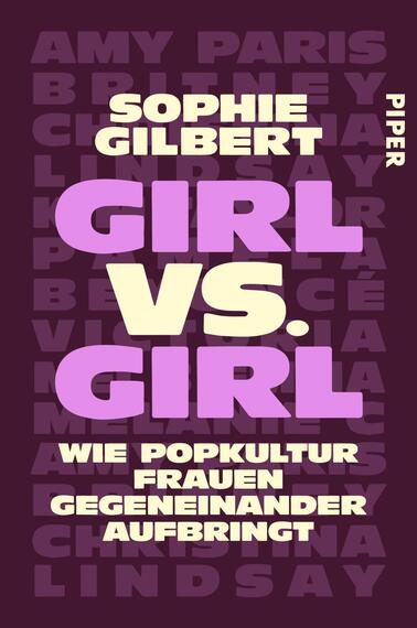Das Buchcover zeigt einen tiefen auberginefarbenen Hintergrund, der mit bedeutenden Namen der Popkultur in helleren Tönen durchzogen ist. In der Mitte befindet sich der Titel „GIRL VS. GIRL“ in großem, kontrastierendem Gelb und Pink. Darunter steht in kleinerer Schrift „WIE POPKULTUR FRAUEN GEGENEINANDER AUFRINGT“. Der Autorenname „Sophie Gilbert“ erscheint prominent hinsichtlich der typografischen Schriftart. Das Cover vermittelt eine dynamische, kraftvolle Atmosphäre.